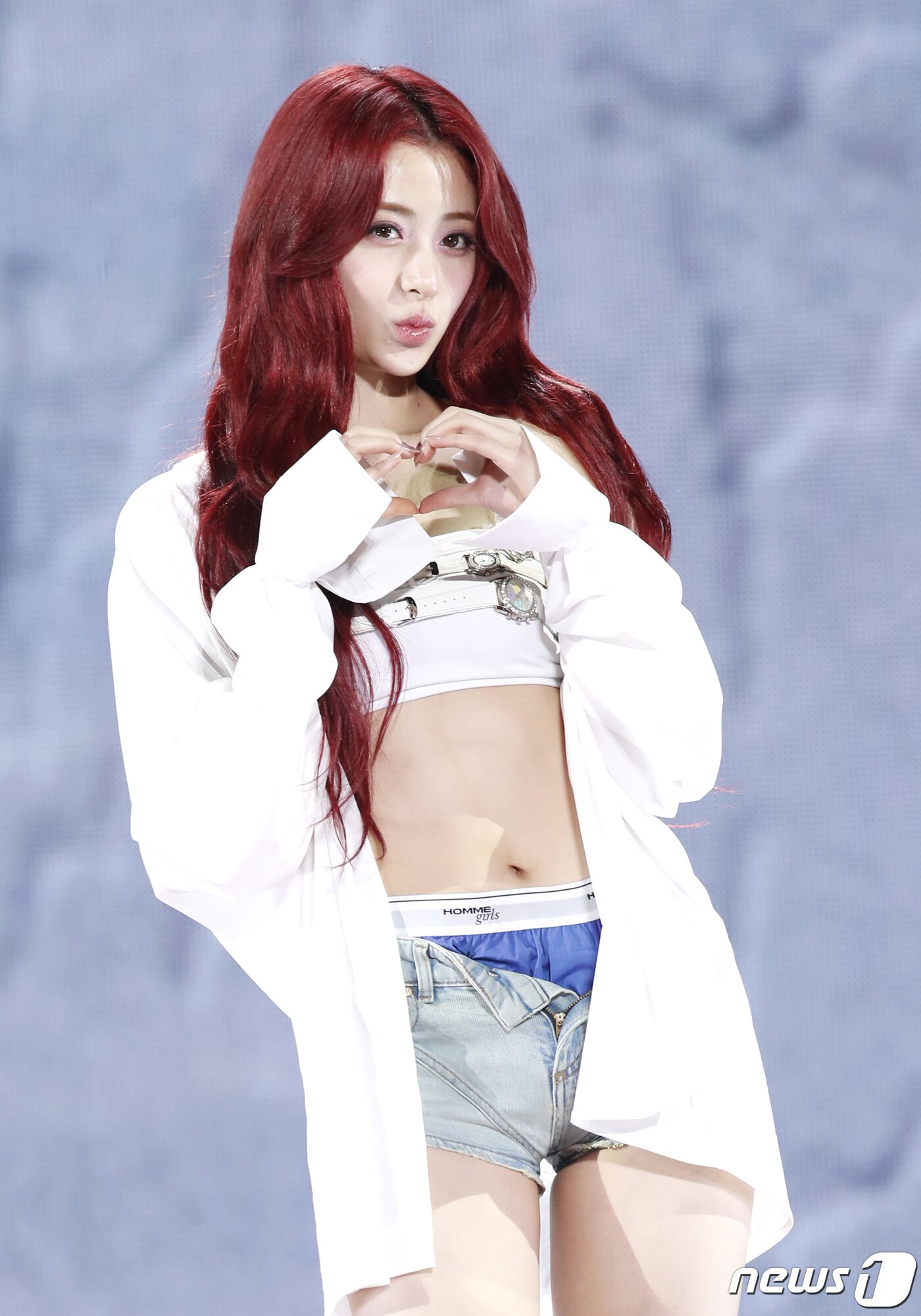 본문 이미지 - 그룹 르세라핌(LE SSERAFIM) 허윤진이 19일 오후 서울 성북구 고려대학교 화정체육관에서 가진 미니 3집 ‘이지(EASY)’ 발매 기념 쇼케이스에서 하트를 그리고 있다. ⓒ News1 권현진 기자