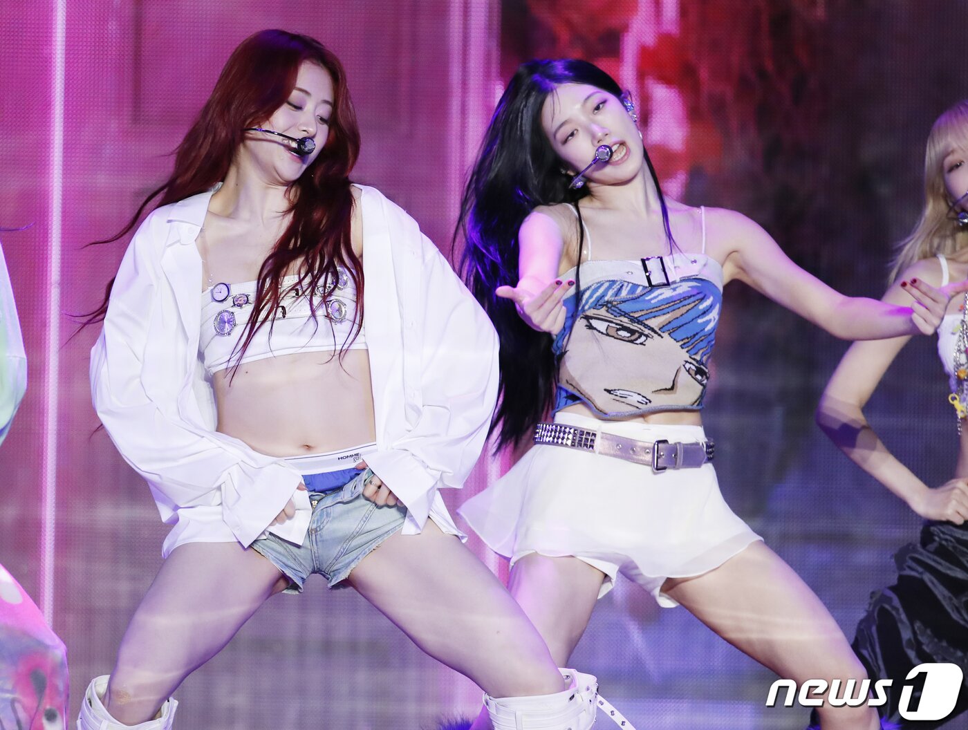 본문 이미지 - 그룹 르세라핌(LE SSERAFIM) 허윤진과 카즈하(오른쪽)이 19일 오후 서울 성북구 고려대학교 화정체육관에서 가진 미니 3집 ‘이지(EASY)’ 발매 기념 쇼케이스에서 동명의 타이틀 곡 ‘이지’를 선보이고 있다. ⓒ News1 권현진 기자