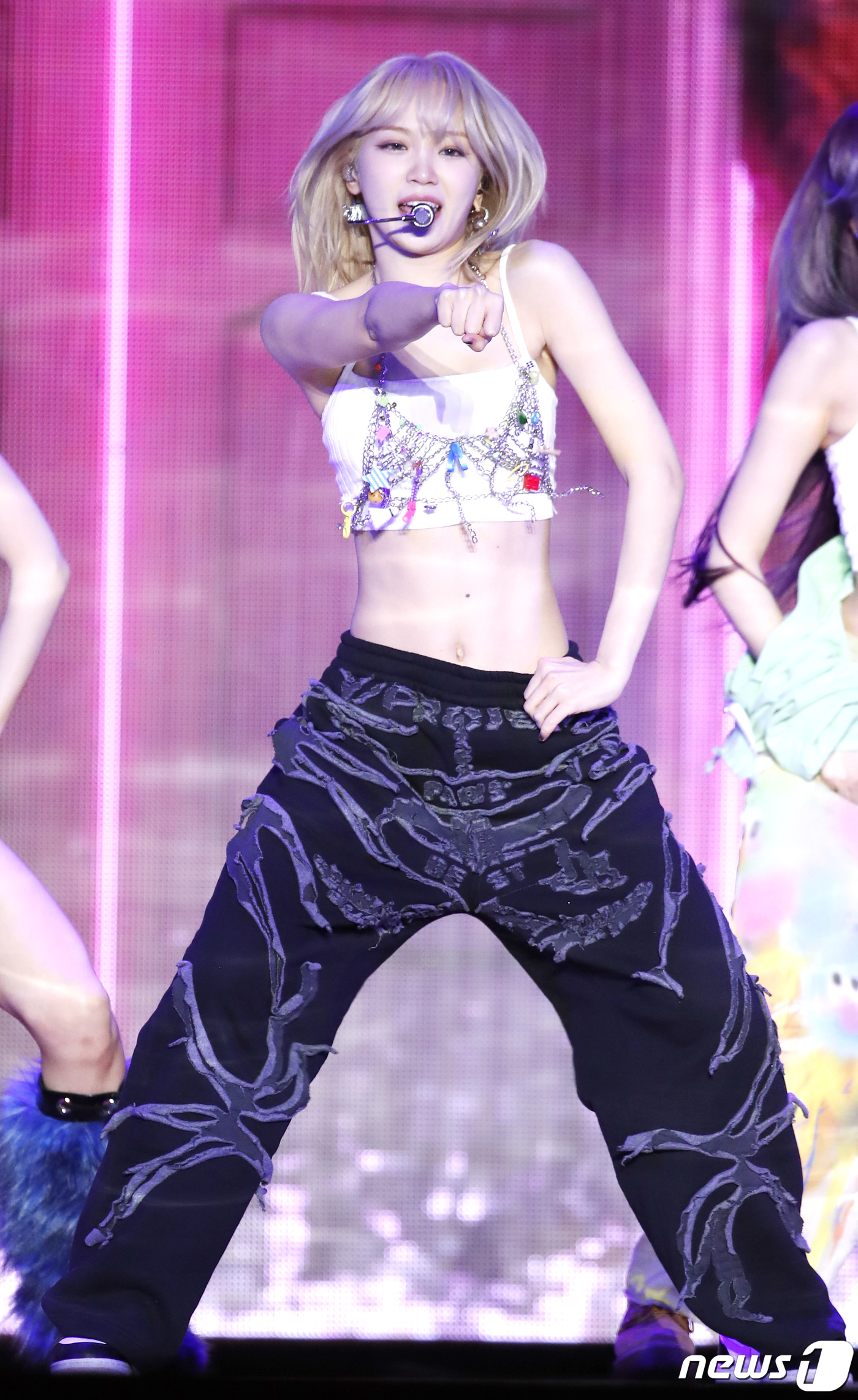 (서울=뉴스1) 권현진 기자 = 그룹 르세라핌(LE SSERAFIM) 김채원이 19일 오후 서울 성북구 고려대학교 화정체육관에서 가진 미니 3집 ‘이지(EASY)’ 발매 기념 쇼케 …