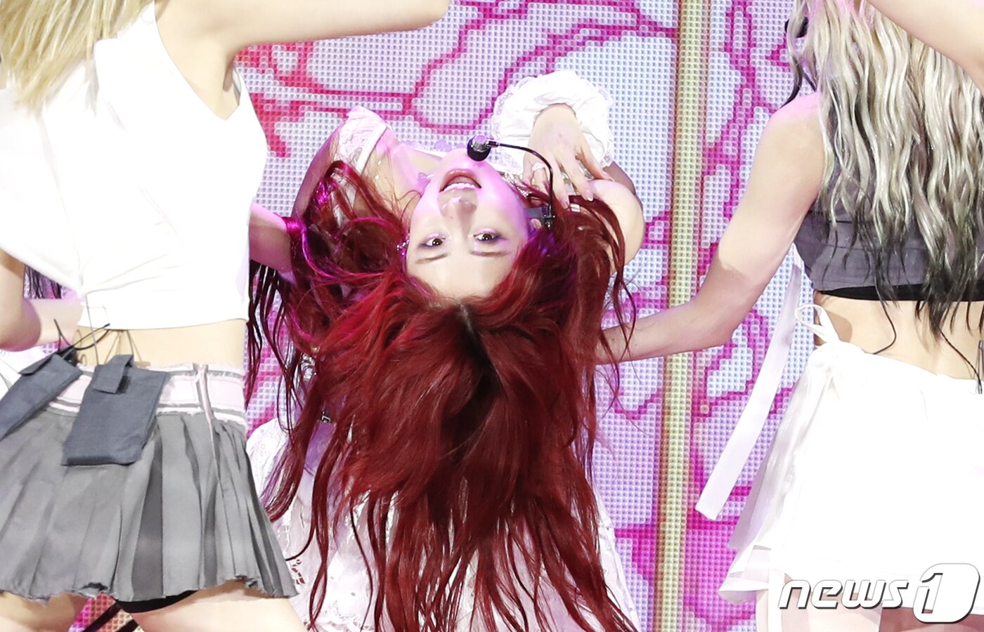 본문 이미지 - 그룹 르세라핌(LE SSERAFIM) 허윤진이 19일 오후 서울 성북구 고려대학교 화정체육관에서 가진 미니 3집 ‘이지(EASY)’ 발매 기념 쇼케이스에서 신곡을 선보이고 있다. ⓒ News1 권현진 기자