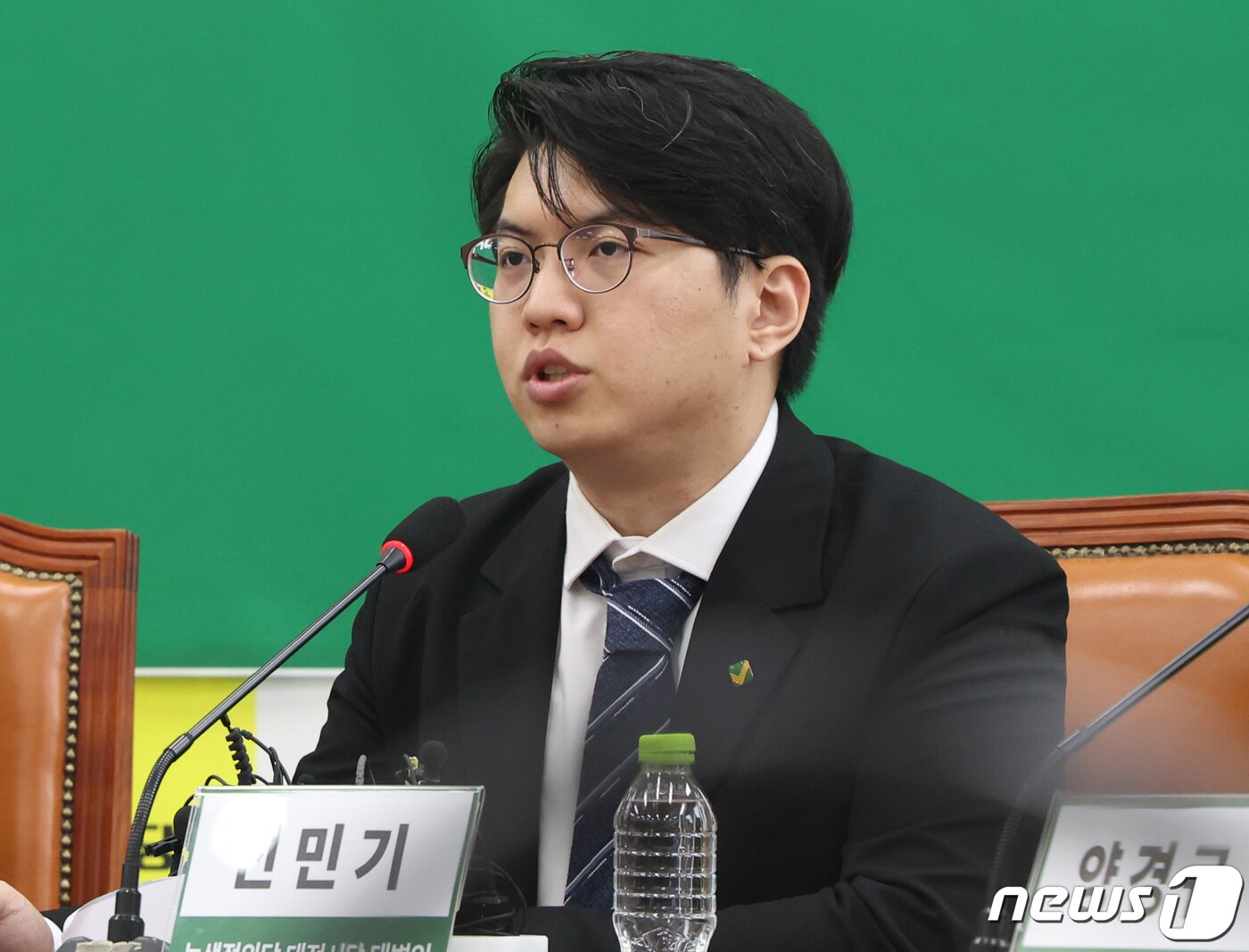 본문 이미지 - 한국과학기술원(KAIST·카이스트) 졸업생인 신민기 녹색정의당 대전시당 대변인이 19일 서울 여의도 국회에서 대통령실 경호처의 과잉진압 관련 입장발표 기자회견을 하고 있다. 2024.2.19/뉴스1 ⓒ News1 송원영 기자