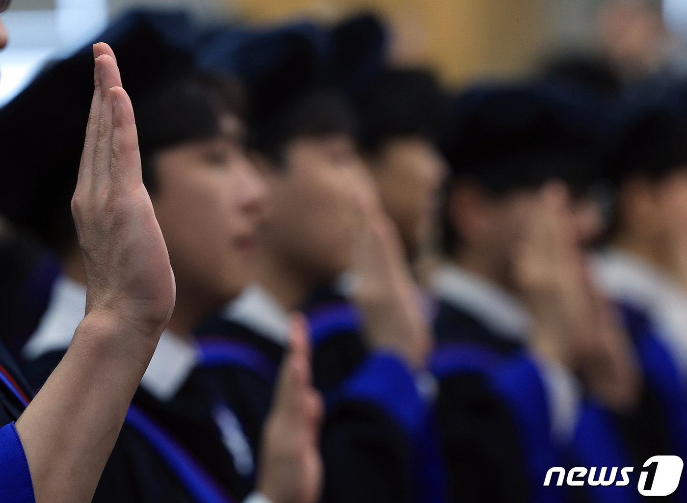 본문 이미지 - 19일 오후 서울 동작구 흑석동 중앙대학교 의과대학 대강당에서 열린 제48회 의과대학 학위수여식에서 졸업생들이 히포크라테스 선서를 하고 있다. 2024.2.19/뉴스1 ⓒ News1 박정호 기자
