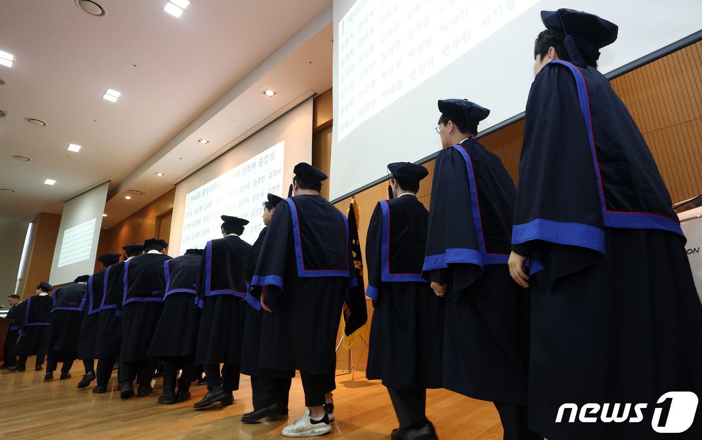 19일 오후 서울 동작구 흑석동 중앙대학교 의과대학 대강당에서 열린 제48회 의과대학 학위수여식에서 학위복을 입은 졸업생들이 학과장 등과 인사를 나누기 위해 단상으로 향하고 있다. 2024.2.19/뉴스1 ⓒ News1 박정호 기자