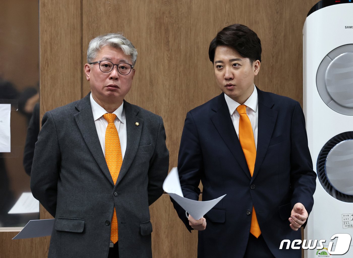 본문 이미지 - 개혁신당 이준석 공동대표와 조응천 최고위원이 19일 오후 서울 여의도 국회 소통관에서 '전국민 출산휴가 급여제' 공약을 발표 기자회견을 앞두고 대화하고 있다. 2024.2.19/뉴스1 ⓒ News1 구윤성 기자