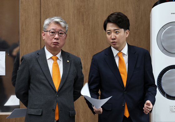 '경기지사 출마' 조응천 "거대 양당, 경기도민 선택권 빼앗아"