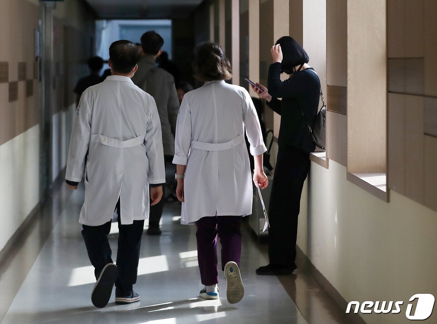 본문 이미지 - 19일 오후 부산 서구 부산대병원에서 의료진이 발걸음을 옮기고 있다. 정부의 의대 증원 방침에 반발해 전공의의 사직서 제출이 전국적으로 잇따르고 있는 가운데 부산 대학병원에서도 전공의들의 사직서 제출이 이어지면서 의료공백이 현실화하고 있다. 부산 의료계에 따르면 이날 오전 부산대병원 소속 전공의 100여명, 동아대병원 소속 전공의 20명이 사직서를 제출했다. 2024.2.19/뉴스1 ⓒ News1 윤일지 기자