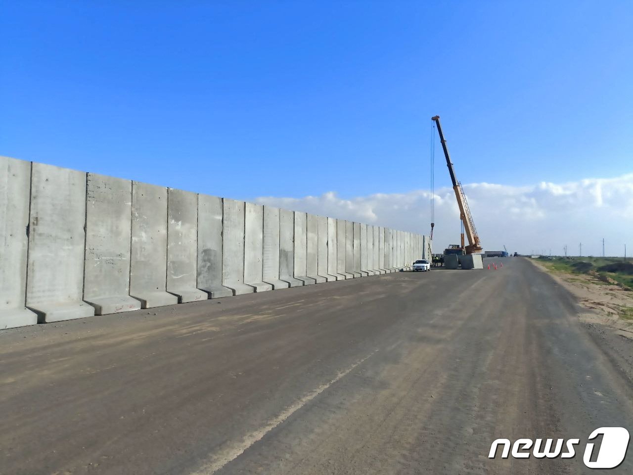 본문 이미지 - 17일(현지시간) 팔레스타인 가자지구 라파와 이집트 사이에 시멘트 장벽이 세워지고 있다. 2024.02.17/ ⓒ 로이터=뉴스1 ⓒ News1 박재하 기자