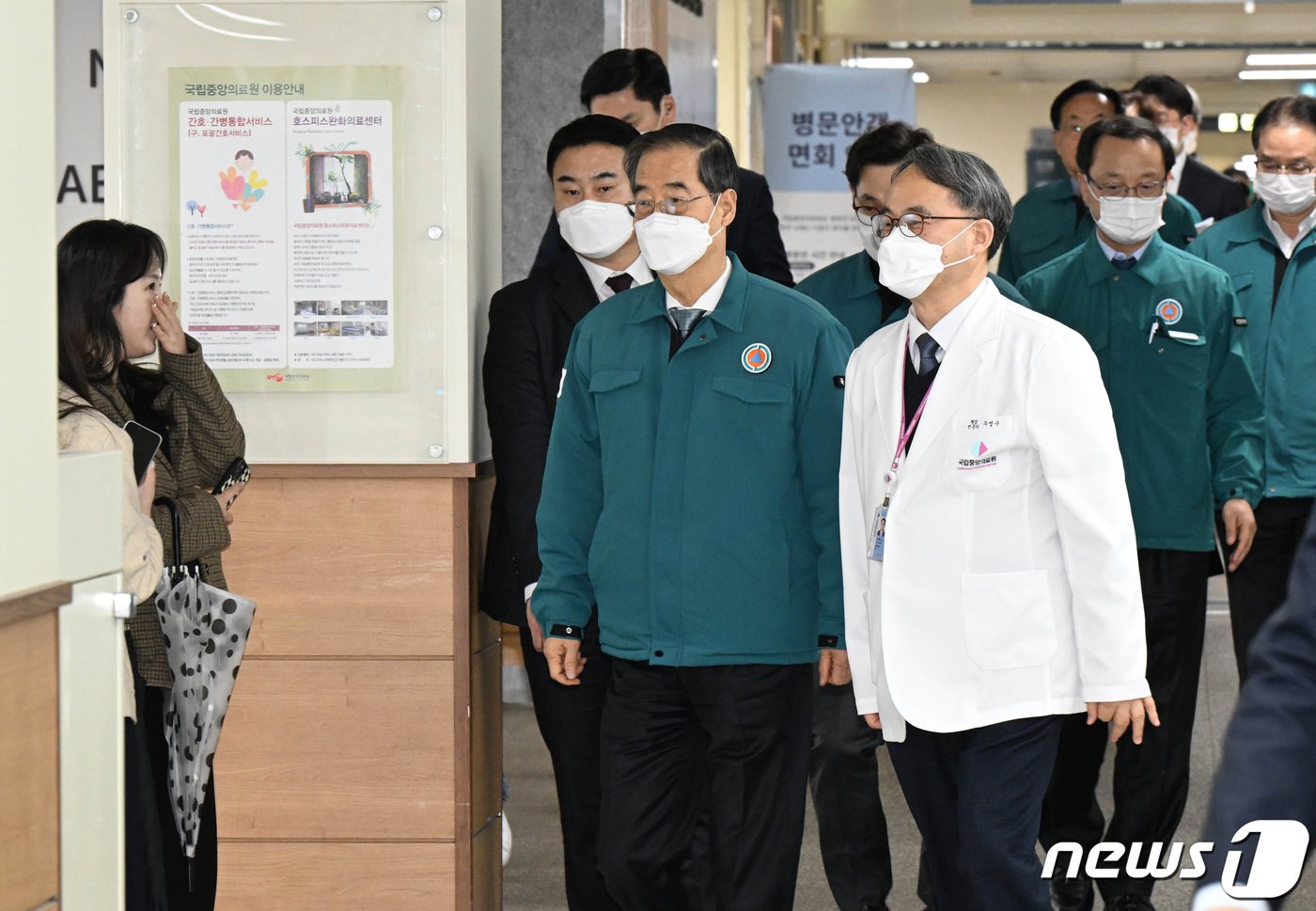 본문 이미지 - 한덕수 국무총리가 19일 오후 서울 중구 국립중앙의료원에서 전공의 집단 의료 거부와 관련한 비상진료 대응상황을 점검한 뒤 병원 밖으로 이동하고 있다. (공동취재) 2024.2.19/뉴스1 ⓒ News1 장수영 기자