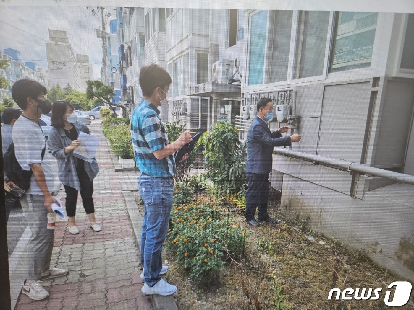 본문 이미지 - 충북 제천 지역의 아파트재건축 사업이 정부의 '안전진단 패스트트랙' 완화 방침에 '훈풍'을 맞고 있다. 재건축을 준비 중인 고암아파트 현장조사 모습.(독자제공)2024.2.20/뉴스1