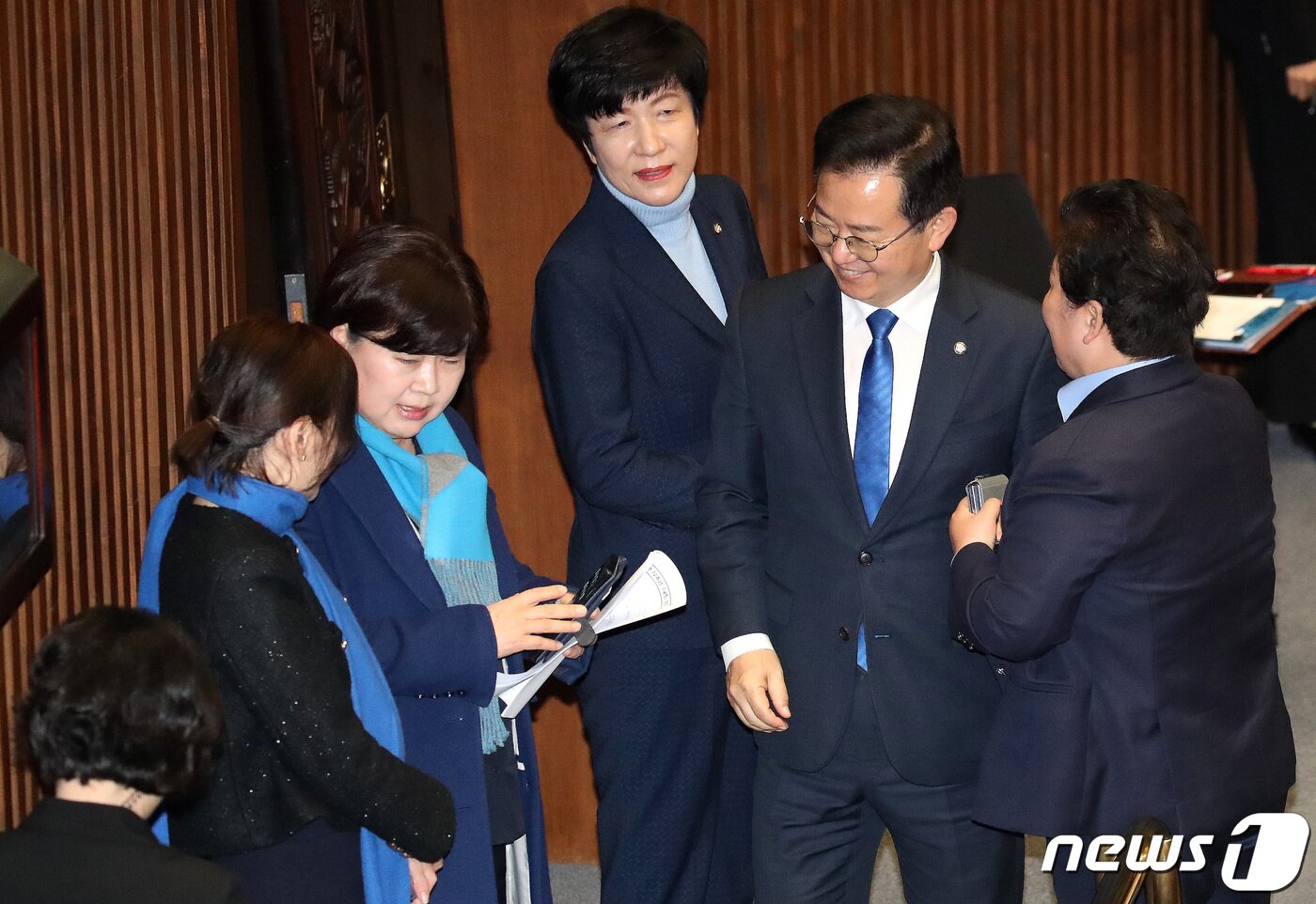 본문 이미지 - 김영주 국회 부의장이 19일 오후 서울 여의도 국회에서 열린 열린 제413회 국회(임시회) 제1차 본회의에서 더불어민주당 의원들과 이야기를 나누고 있다. 이날 국회 부의장 4선 중진 김영주 더불어민주당 의원(서울 영등포갑)은 민주당을 전격 탈당한다고 선언했다. 2024.2.19/뉴스1 ⓒ News1 임세영 기자