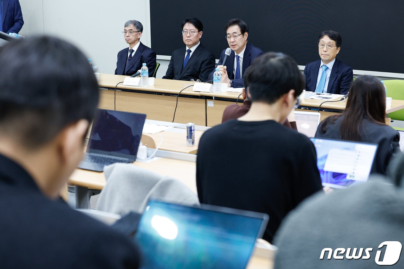 본문 이미지 - 신찬수 한국의과대학·의학전문대학원협회&#40;KAMC&#41; 이사장이 19일 오후 서울 종로구 서울대학교 의과대학 교육관에서 의대 입학정원 증원에 대한 전국 40개 의과대학·의학전문대학원장 성명서를 발표하고 있다. 왼쪽부터 정연준 가톨릭의대학장, 김정은 서울의대학장, 신 이사장, 이은직 연세의대학장. 2024.2.19/뉴스1 ⓒ News1 안은나 기자