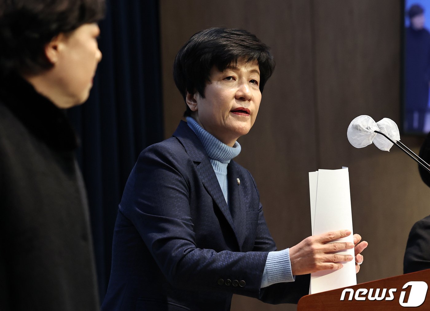 본문 이미지 - 김영주 국회부의장이 19일 오후 서울 여의도 국회 소통관에서 더불어민주당 탈당 기자회견을 마치고 회견장을 나서고 있다. 2024.2.19/뉴스1 ⓒ News1 구윤성 기자