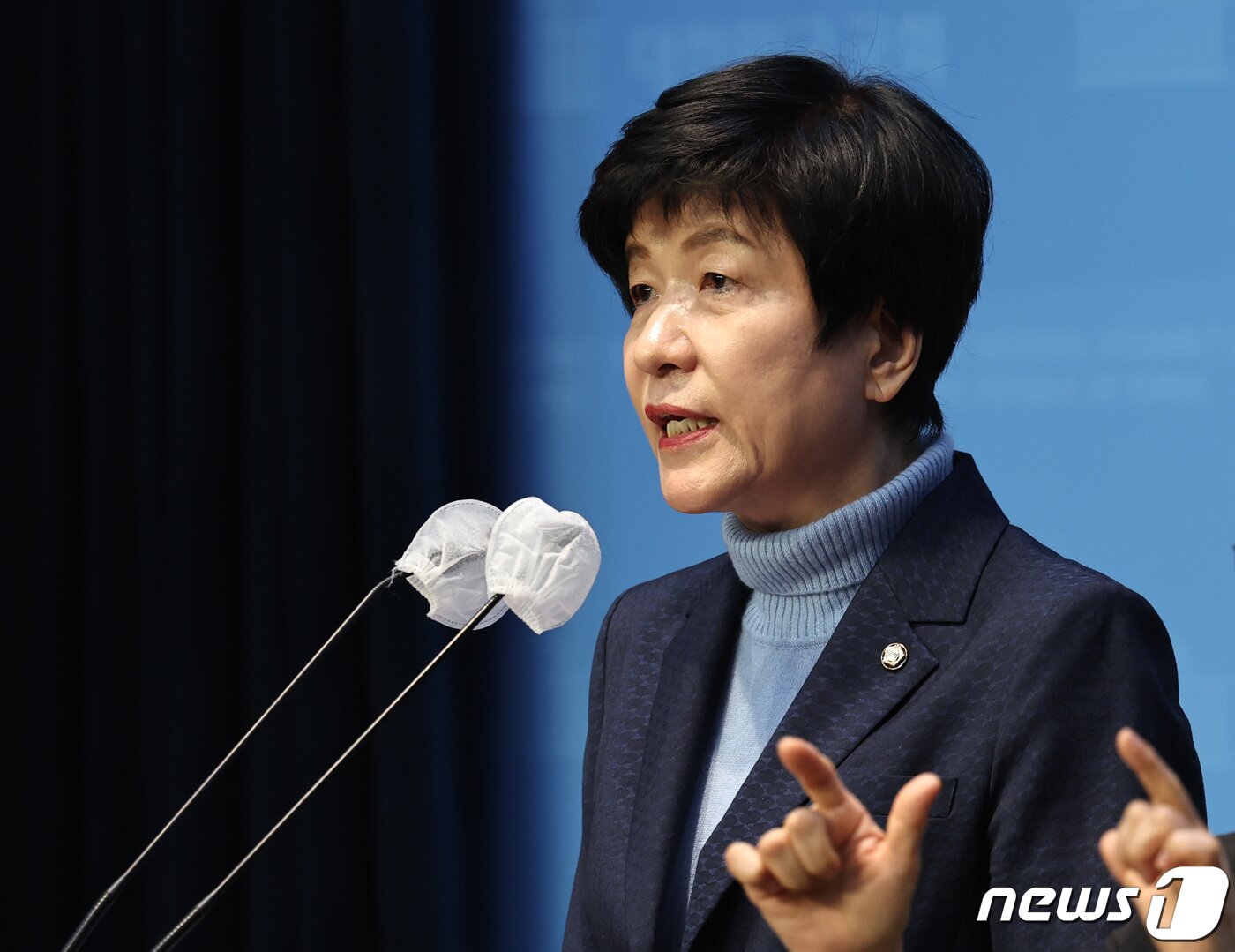 본문 이미지 - 김영주 국회부의장이 19일 오후 서울 여의도 국회 소통관에서 더불어민주당 탈당 기자회견을 하고 있다. 2024.2.19/뉴스1 ⓒ News1 구윤성 기자