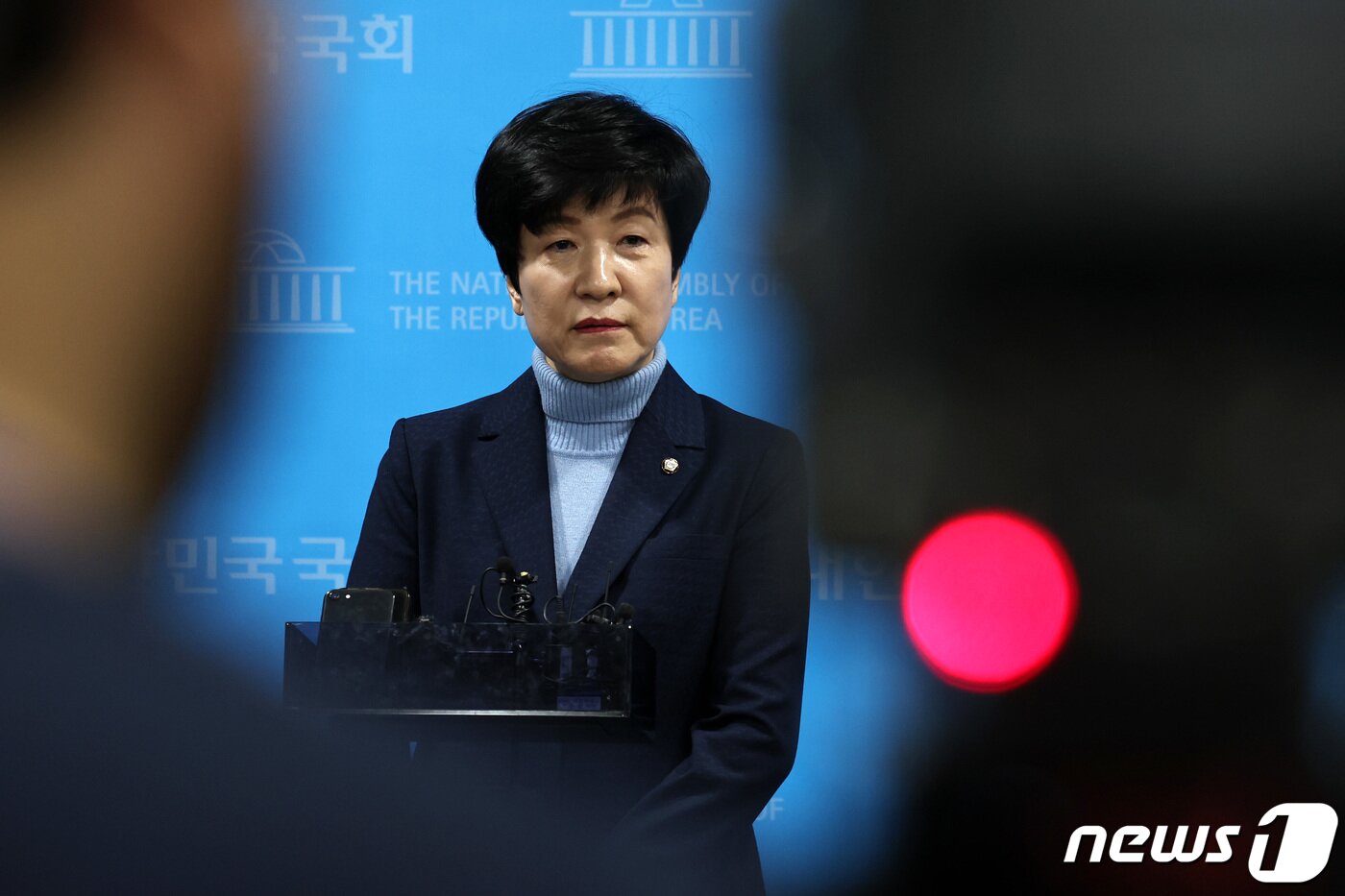 본문 이미지 - 김영주 국회부의장이 19일 오후 서울 여의도 국회 소통관에서 더불어민주당 탈당 기자회견을 마치고 취재진의 질문을 듣고 있다. 2024.2.19/뉴스1 ⓒ News1 구윤성 기자
