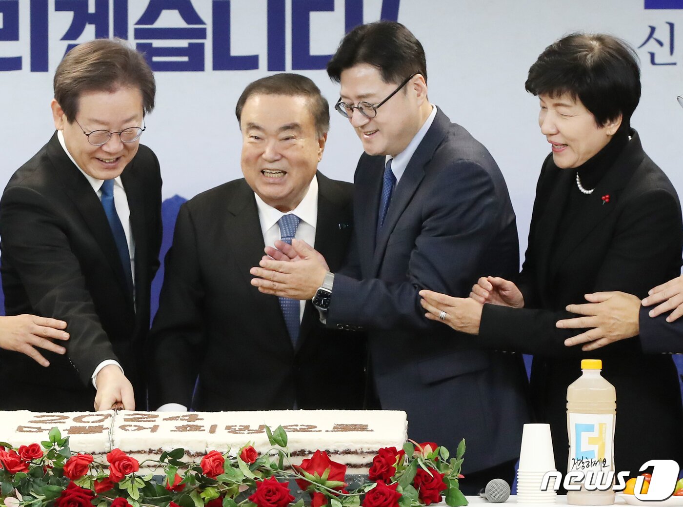 본문 이미지 - 이재명 더불어민주당 대표, 문희상 상임고문, 김영주 국회 부의장이 1일 오전 서울 여의도 민주당 중앙당사에서 열린 2024년 신년인사회에서 떡 케이크 커팅식을 하고 있다. 2024.1.1/뉴스1 ⓒ News1 송원영 기자