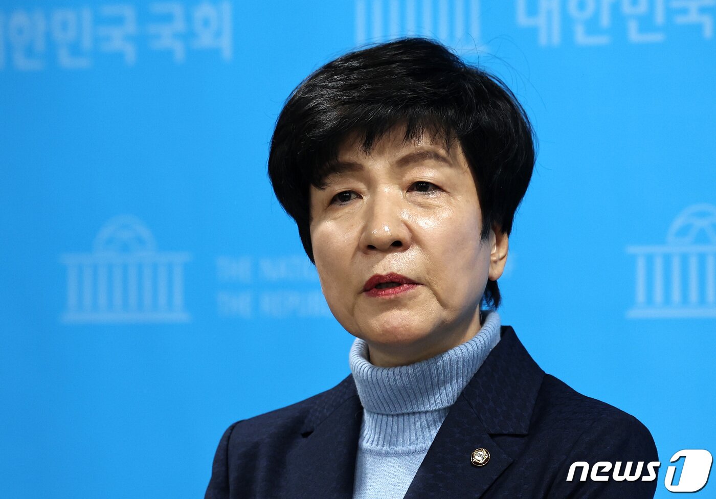 본문 이미지 - 김영주 국회부의장이 19일 오후 서울 여의도 국회 소통관에서 더불어민주당 탈당 기자회견을 마치고 취재진의 질문에 답하고 있다. 2024.2.19/뉴스1 ⓒ News1 구윤성 기자