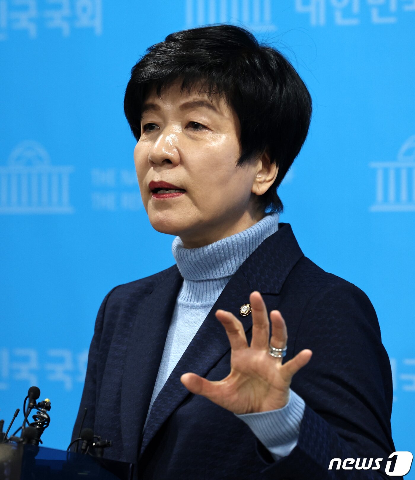 본문 이미지 - 김영주 국회부의장이 19일 오후 서울 여의도 국회 소통관에서 더불어민주당 탈당 기자회견을 마치고 취재진의 질문에 답하고 있다. 2024.2.19/뉴스1 ⓒ News1 구윤성 기자