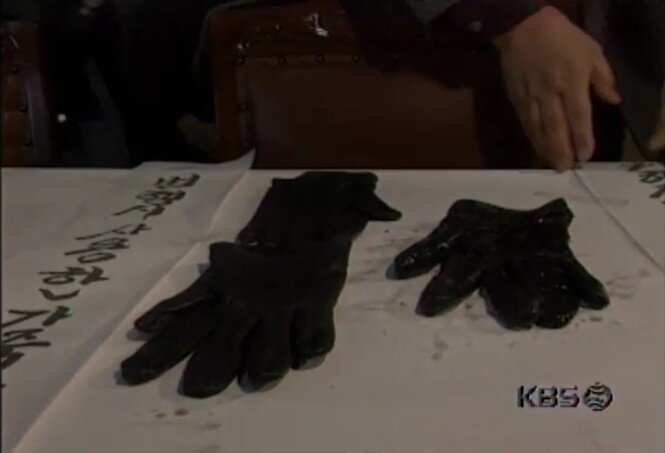 본문 이미지 - 살해 용의자 이승수가 착용했던 장갑. (KBS 뉴스 갈무리)