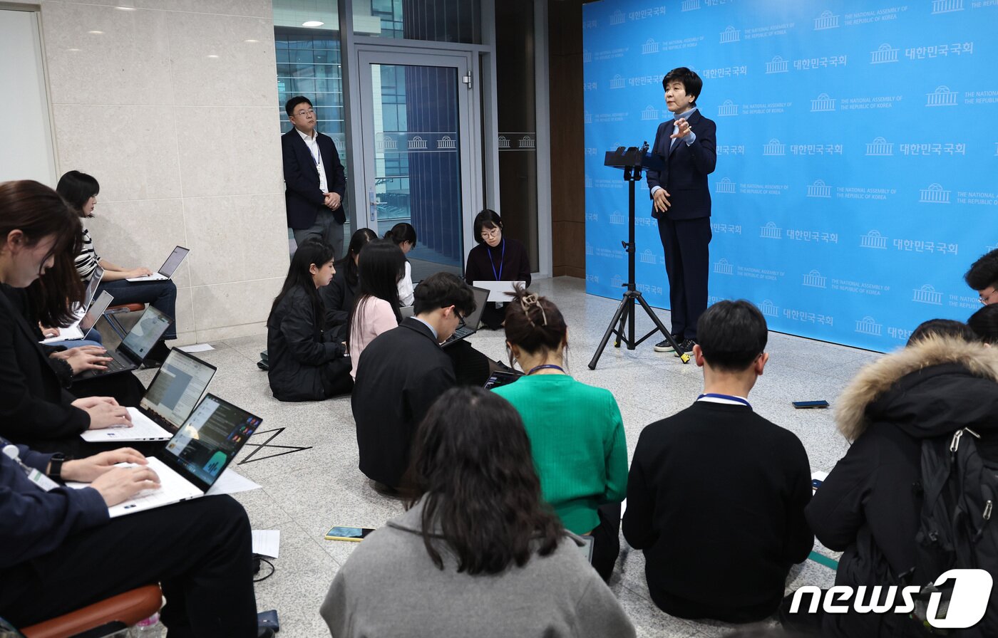 본문 이미지 - 김영주 국회부의장이 19일 오후 서울 여의도 국회 소통관에서 더불어민주당 탈당 기자회견을 마치고 취재진의 질문에 답하고 있다. 2024.2.19/뉴스1 ⓒ News1 구윤성 기자