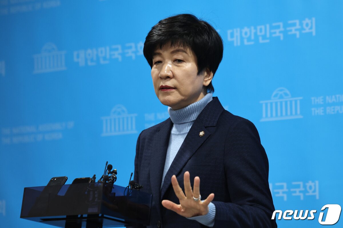 김영주 국회부의장이 19일 오후 서울 여의도 국회 소통관에서 더불어민주당 탈당 기자회견을 마치고 취재진의 질문에 답하고 있다. 2024.2.19/뉴스1 © News1 구윤성 기자