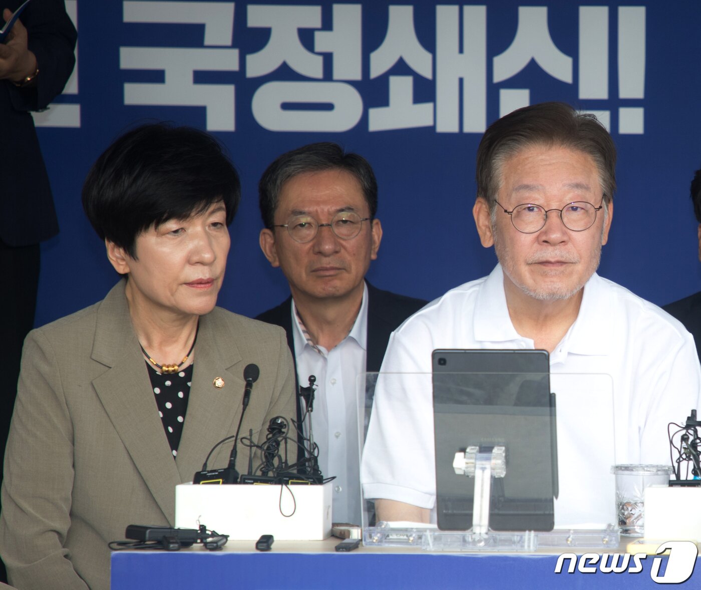 본문 이미지 - 단식 12일 차인 더불어민주당 이재명 대표가 11일 서울 여의도 국회 본청 앞 단식투쟁천막에서 박병석, 김영주 의원 등 중진의원들과 대화를 나누고 있다. (공동취재) 2023.9.11/뉴스1 ⓒ News1 송원영 기자