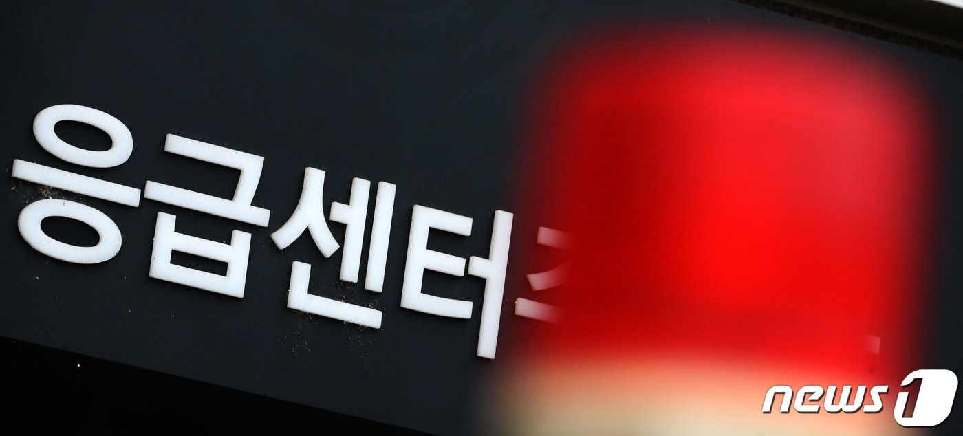 본문 이미지 - 정부의 의과대학 정원 증대 방침에 의료계에서 집단행동 움직임을 보이는 가운데 19일 대전 한 대학 응급실 앞에 빨간 조명이 켜져 있다. 2024.2.19/뉴스1 ⓒ News1 김기태 기자