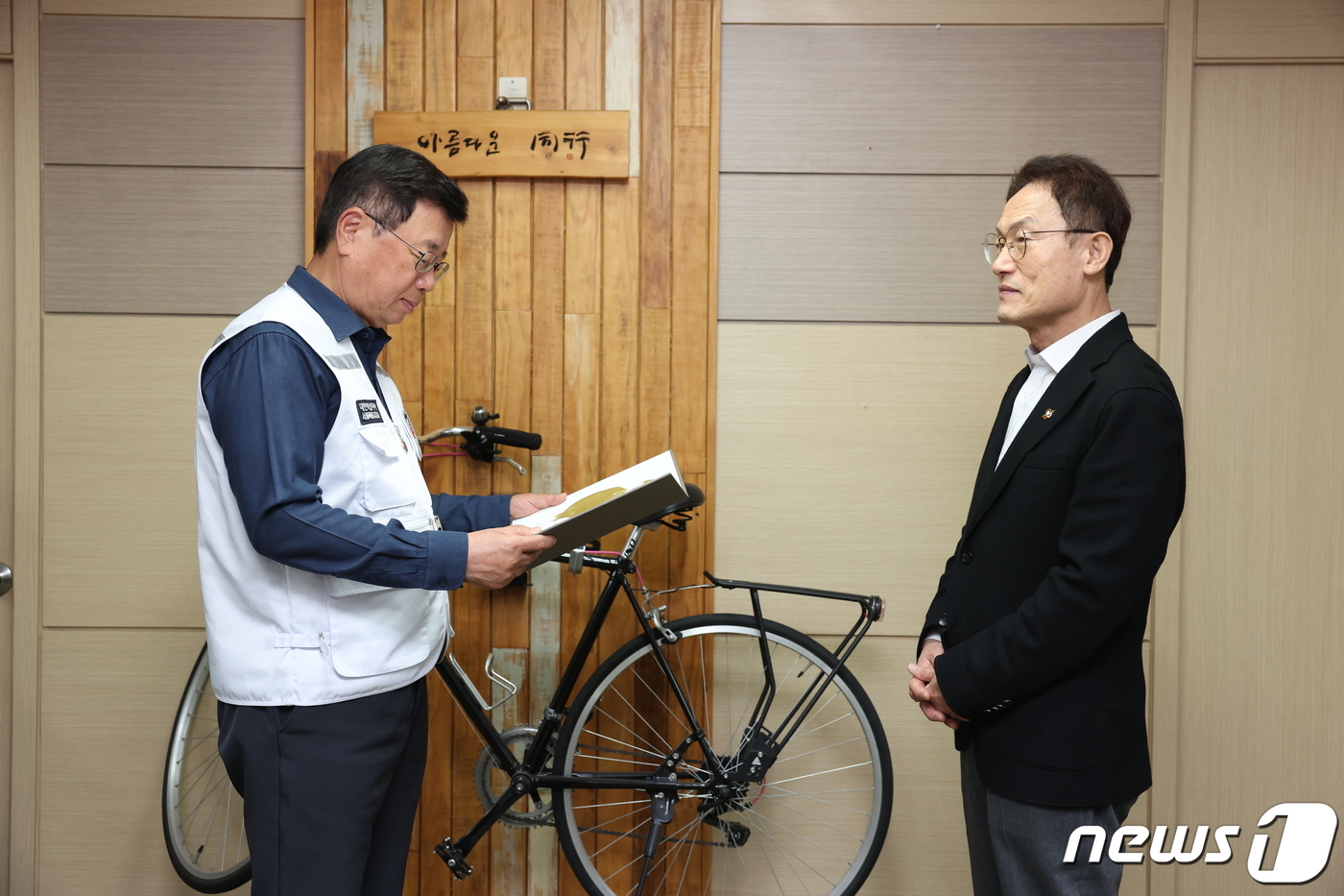 (서울=뉴스1) = 조희연 서울시교육감이 19일 서울 종로구 서울시교육청에서 대한적십자사 서울특별시지사 청소년적십자(RCY) 명예회장 위촉장을 받고 있다. (서울시교육청 제공) 2 …