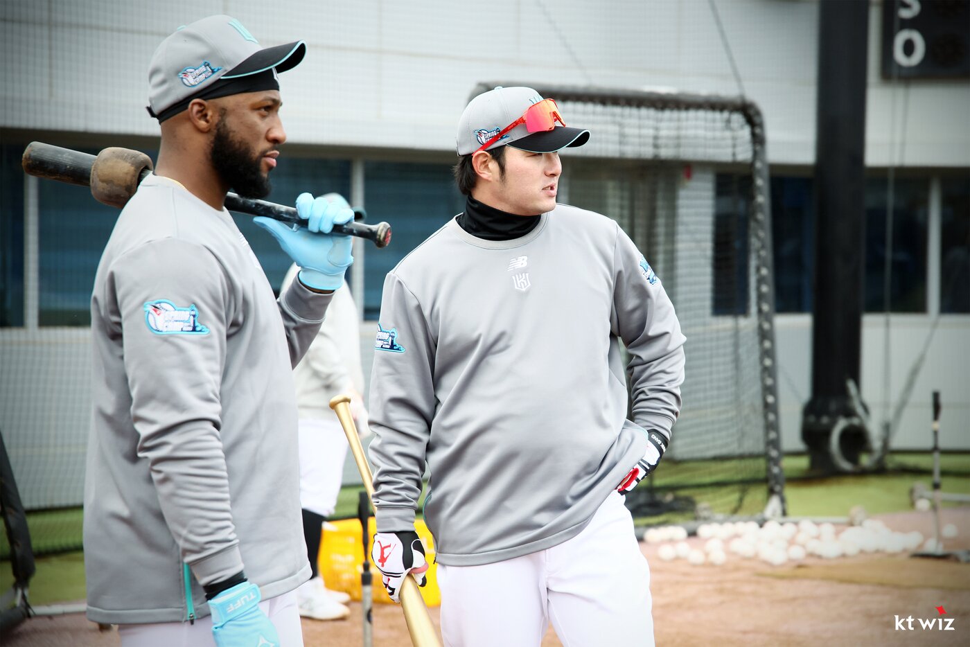 본문 이미지 - KT 위즈 박병호(오른쪽)와 멜 로하스 주니어. (KT 제공)