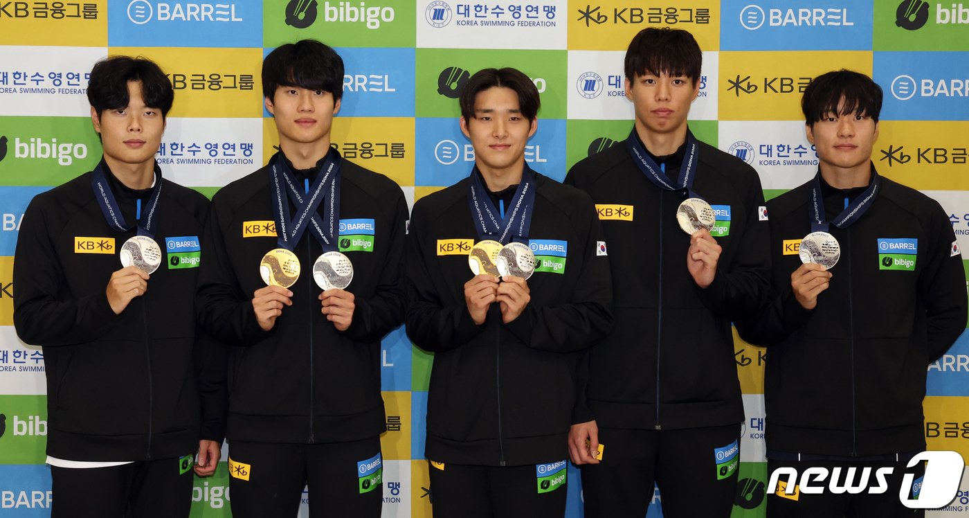 본문 이미지 - 왼쪽부터 이호준, 황선우, 김우민, 양재훈, 이유연. 2024.2.19/뉴스1 ⓒ News1 김명섭 기자