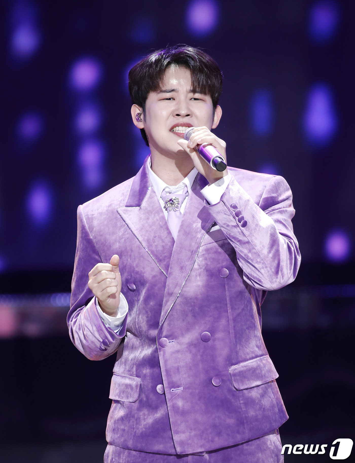 (서울=뉴스1) 권현진 기자 = 가수 진욱이 19일 오후 서울 마포구 상암동 SBS 프리즘 타워에서 열린 SBS FiL, SBS M ‘더 트롯쇼’에서 '이별편지'를 열창하고 있다. …