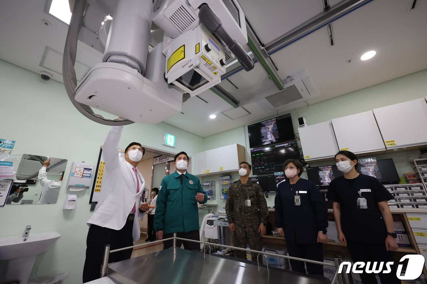 김선호 국방부 차관이 19일 경기 성남시 국군수도병원 소생실을 방문해 의료 장비를 확인하고 있다. &#40;국방부 제공&#41; 2024.2.19/뉴스1