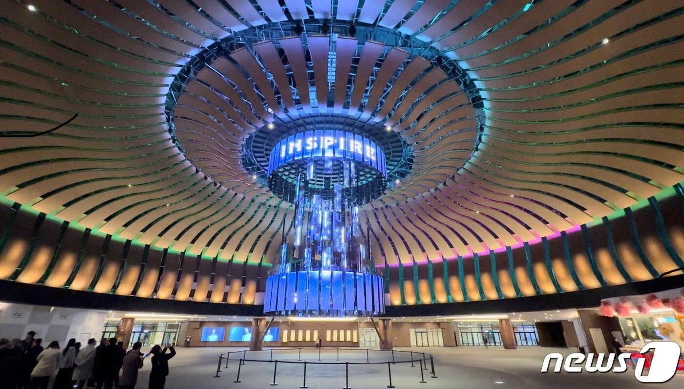 본문 이미지 - 키네틱 샹들리에가 있는 아레나 홀 구역인 '로툰다'ⓒ News1 윤슬빈 기자