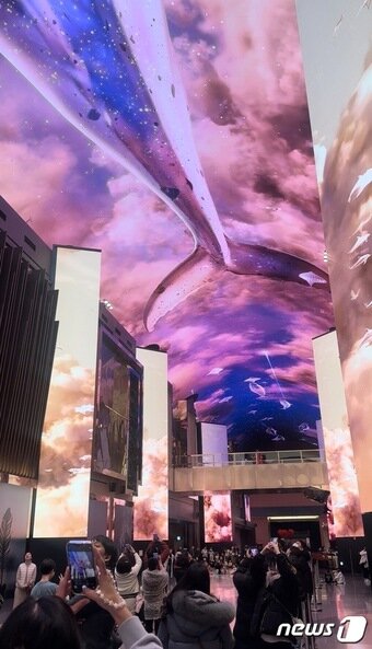 본문 이미지 - 인증샷 명소로 평일 낮에도 관람객들로 붐비는 디지털 엔터테인먼트 거리 '오로라'ⓒ News1 윤슬빈 기자