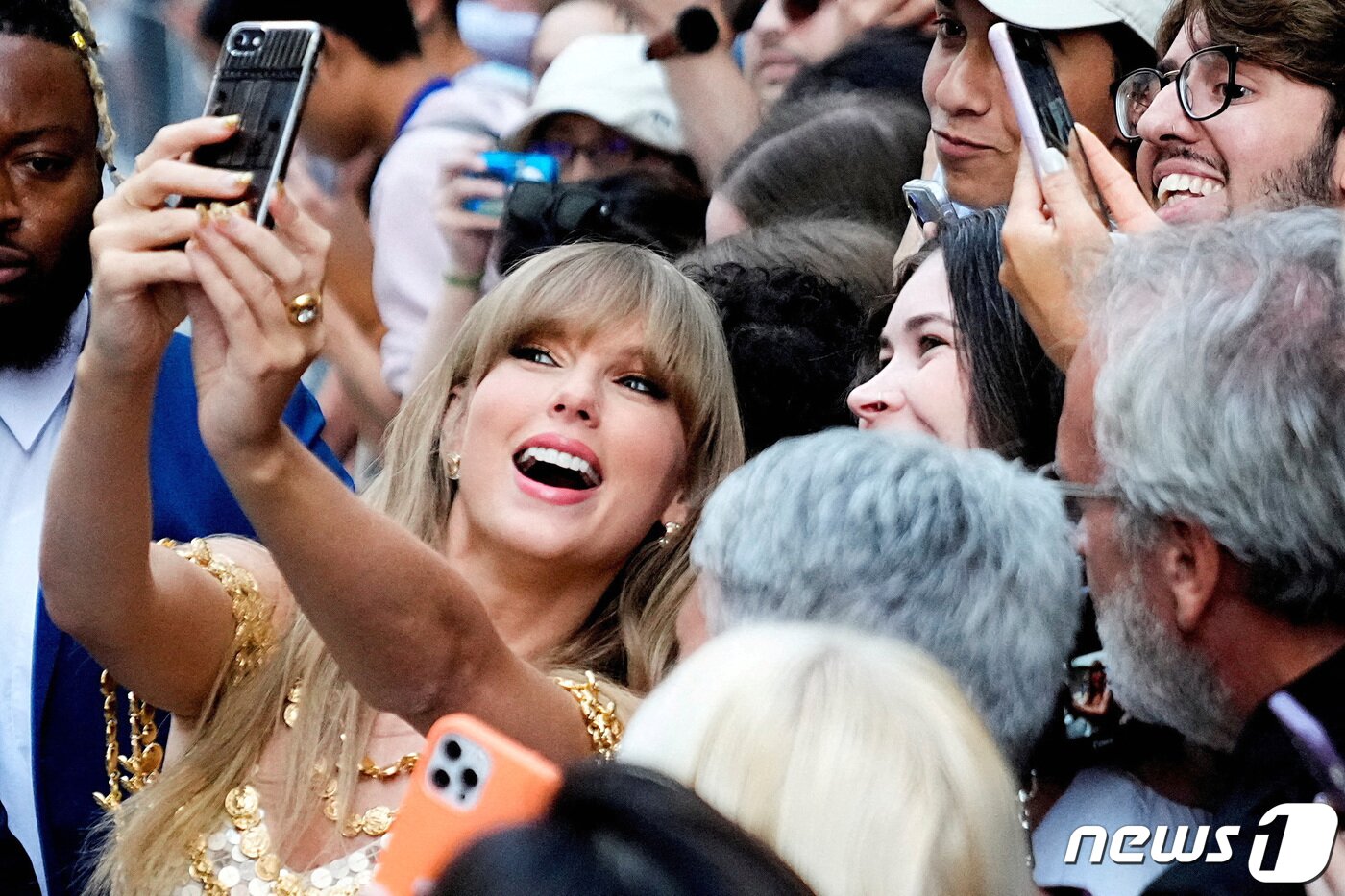 본문 이미지 - 캐나다 온타리오주(州) 토론토에서 열린 국제영화제에서 테일러 스위프트가 팬들과 사진을 찍고 있다. 2022.09.09/ ⓒ 로이터=뉴스1 ⓒ News1 권진영 기자