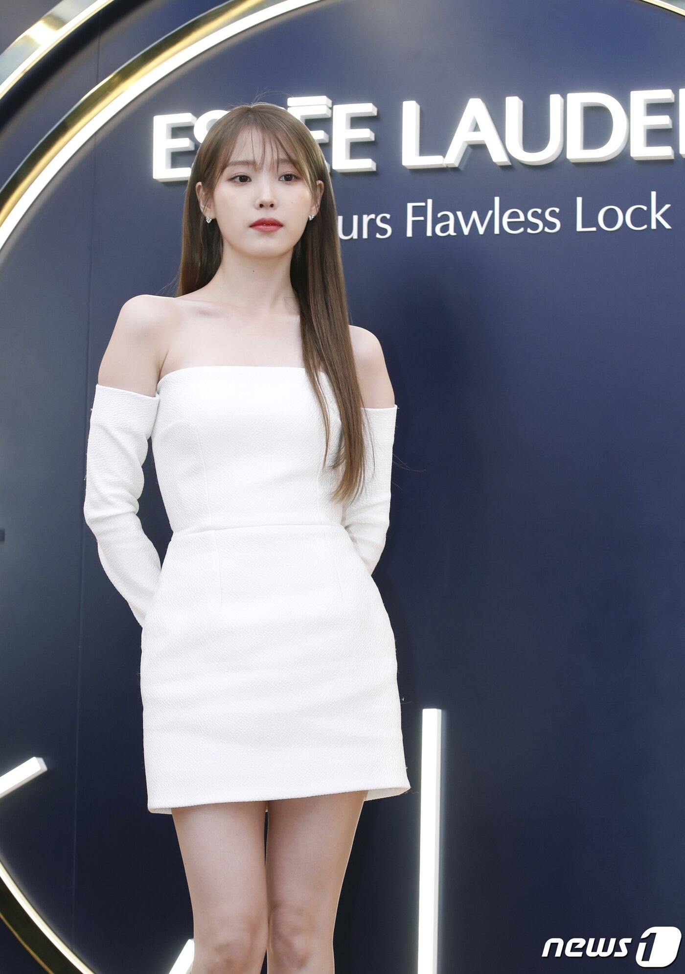 본문 이미지 - 가수 아이유가 1일 오후 서울 성수동에서 진행된 한 메이크업 브랜드의 팝업 스토어 오픈 행사에서 포즈를 취하고 있다. ⓒ News1 권현진 기자