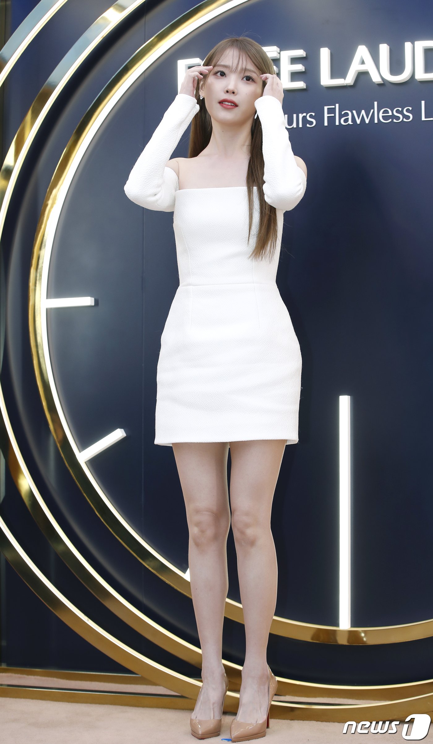 가수 아이유가 1일 오후 서울 성수동에서 진행된 한 메이크업 브랜드의 팝업 스토어 오픈 행사에서 머리카락을 정리하고 있다. ⓒ News1 권현진 기자