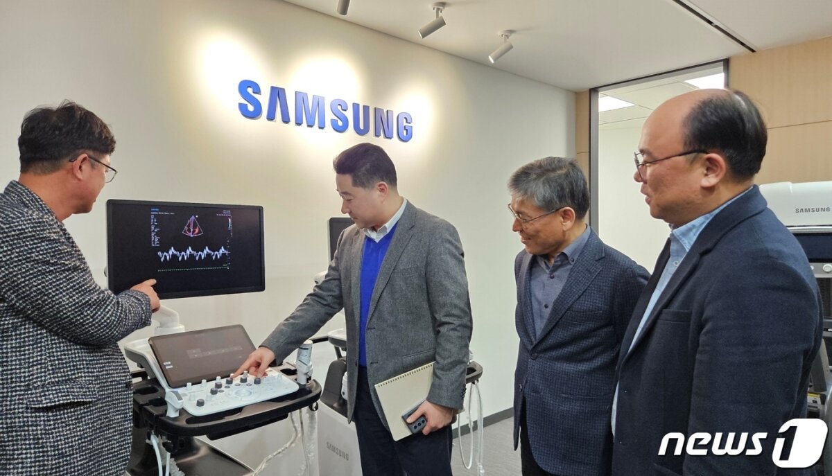 한국동물병원협회와 삼성메디슨 관계자들이 1일 서울 강동구 삼성메디슨 본사에서 초음파 진단기기를 살펴보고 있다. 왼쪽부터 이병렬 동물병원협회장, 유규태 삼성메디슨 부사장, 김용관 삼성메디슨 대표, 오이세 협회 사무국장 © 뉴스1 최서윤 기자