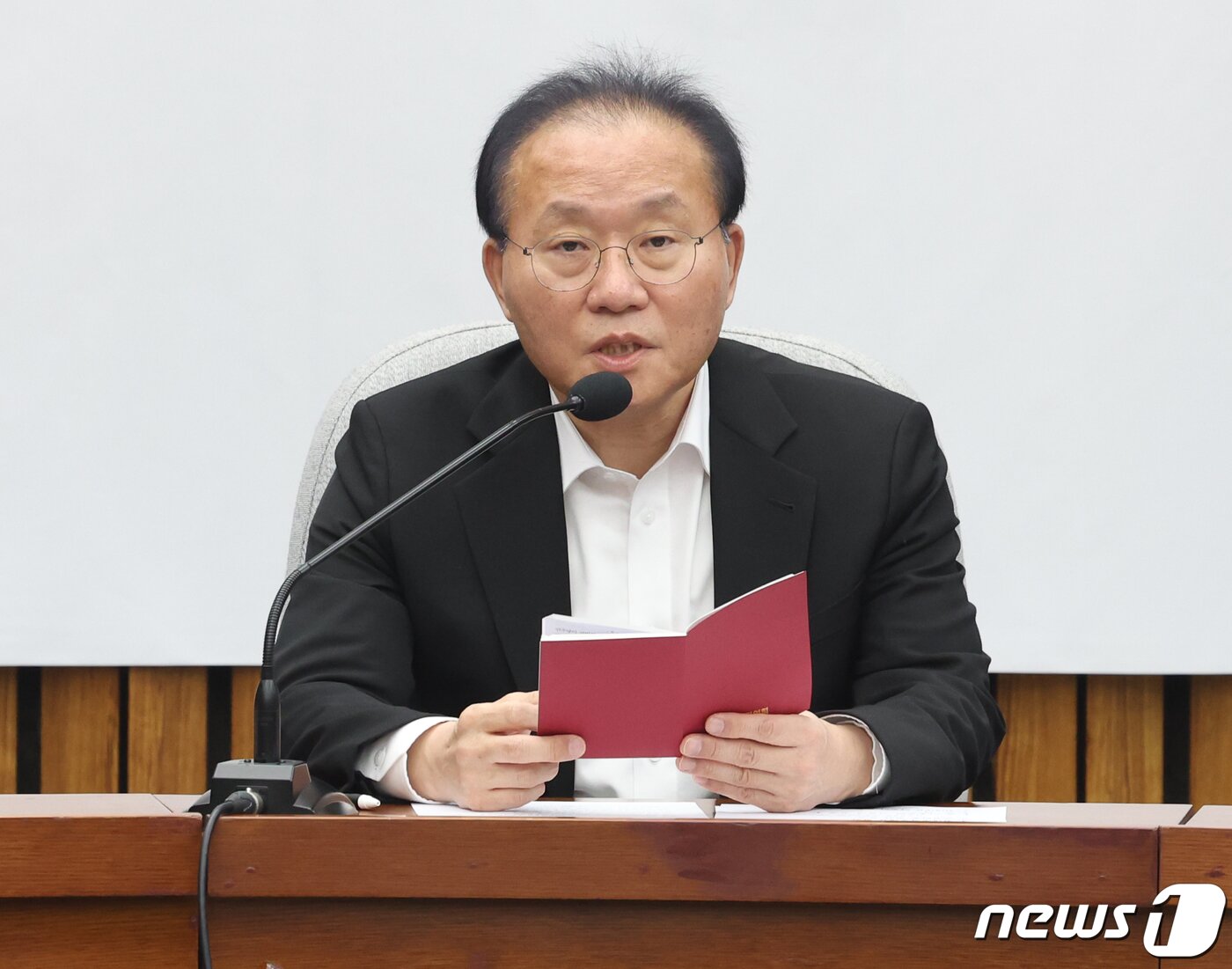 본문 이미지 - 윤재옥 국민의힘 원내대표가 2일 서울 여의도 국회에서 열린 원내대책회의에서 발언을 하고 있다. 2024.2.2/뉴스1 ⓒ News1 송원영 기자