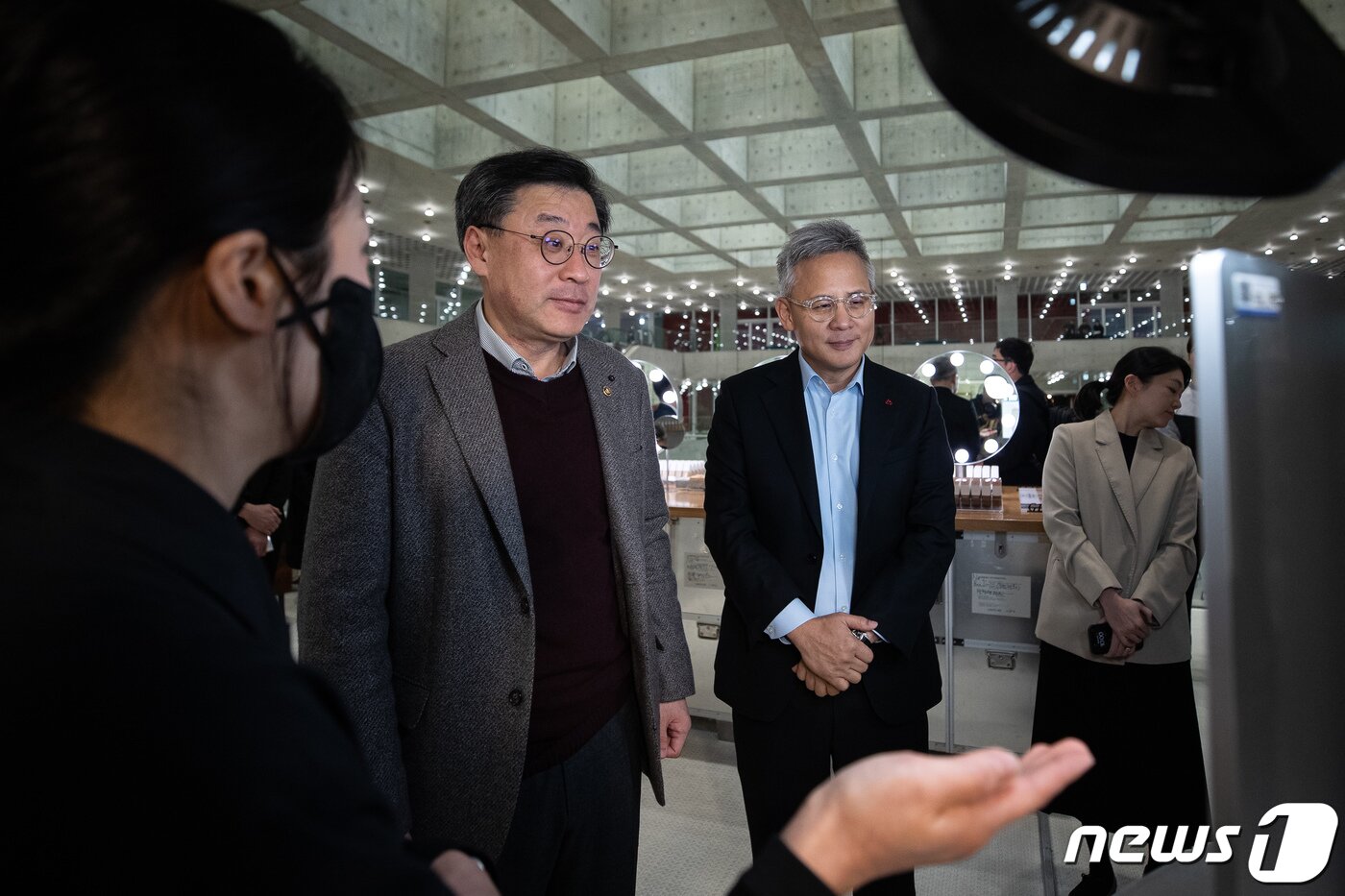 본문 이미지 - 박윤규 과학기술정보통신부 2차관이 2일 서울 용산구 아모레퍼시픽 본사에서 열린 2024년 인공지능(AI) 일상화 연속 현장간담회(뷰티테크) 참석에 앞서 피부톤 진단 체험을 하고 있다. 오른쪽은 김승환 아모레퍼시픽 대표. 2024.2.2/뉴스1 ⓒ News1 유승관 기자