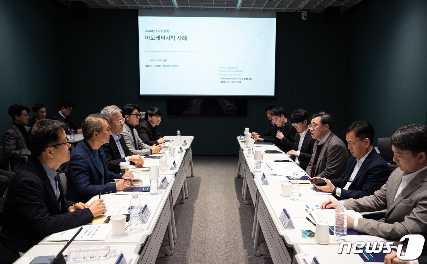 본문 이미지 - 박윤규 과학기술정보통신부 2차관이 2일 서울 용산구 아모레퍼시픽 본사에서 열린 2024년 인공지능(AI) 일상화 연속 현장간담회(뷰티테크)에서 모두 발언을 하고 있다. 2024.2.2/뉴스1 ⓒ News1 유승관 기자