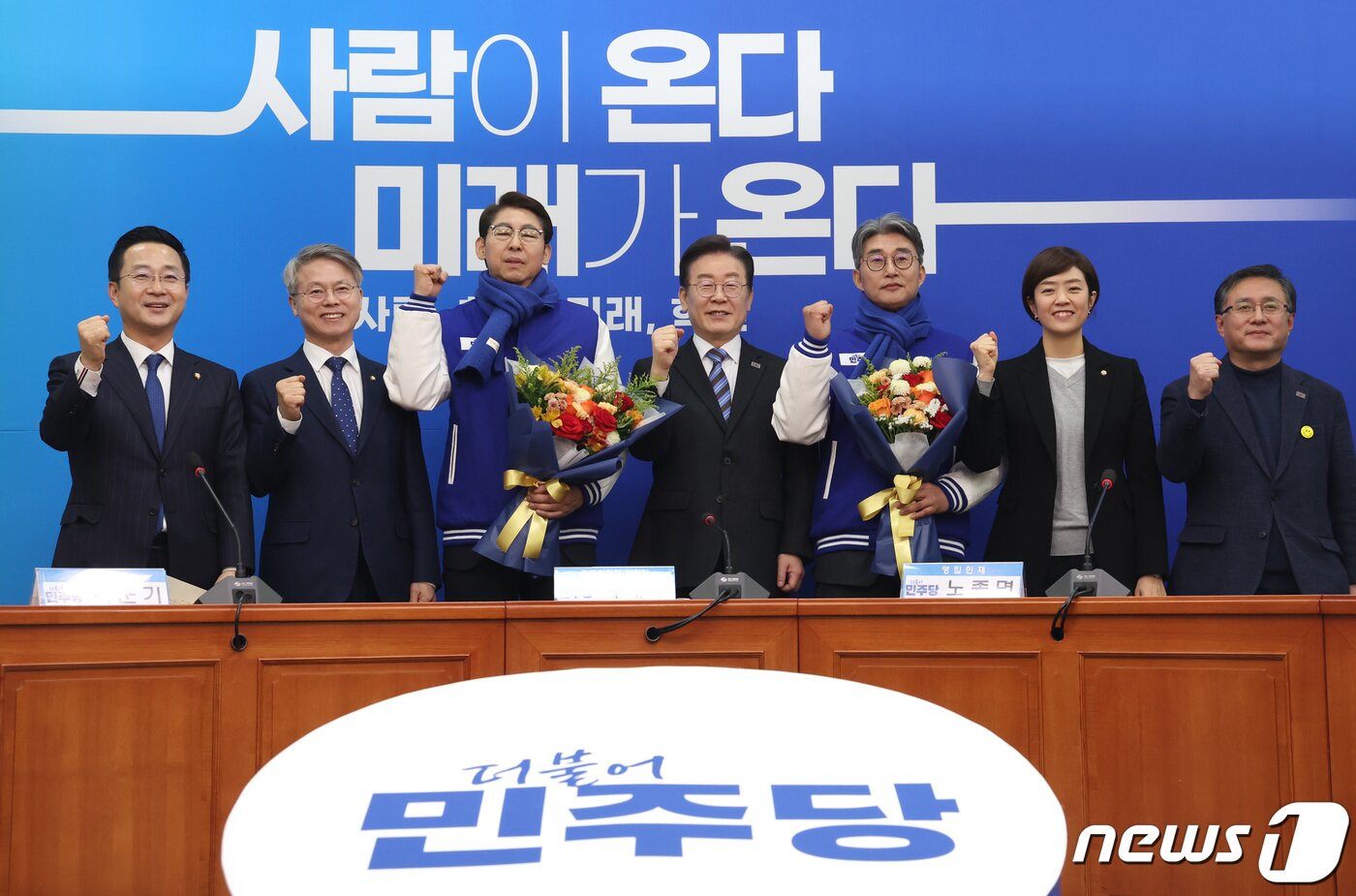 본문 이미지 - 이재명 더불어민주당 대표가 2일 오전 서울 여의도 국회에서 열린 더불어민주당 13·14차 인재영입식에서 이훈기·노종면 전 기자와 기념촬영을 하고 있다. 2024.2.2/뉴스1 ⓒ News1 송원영 기자