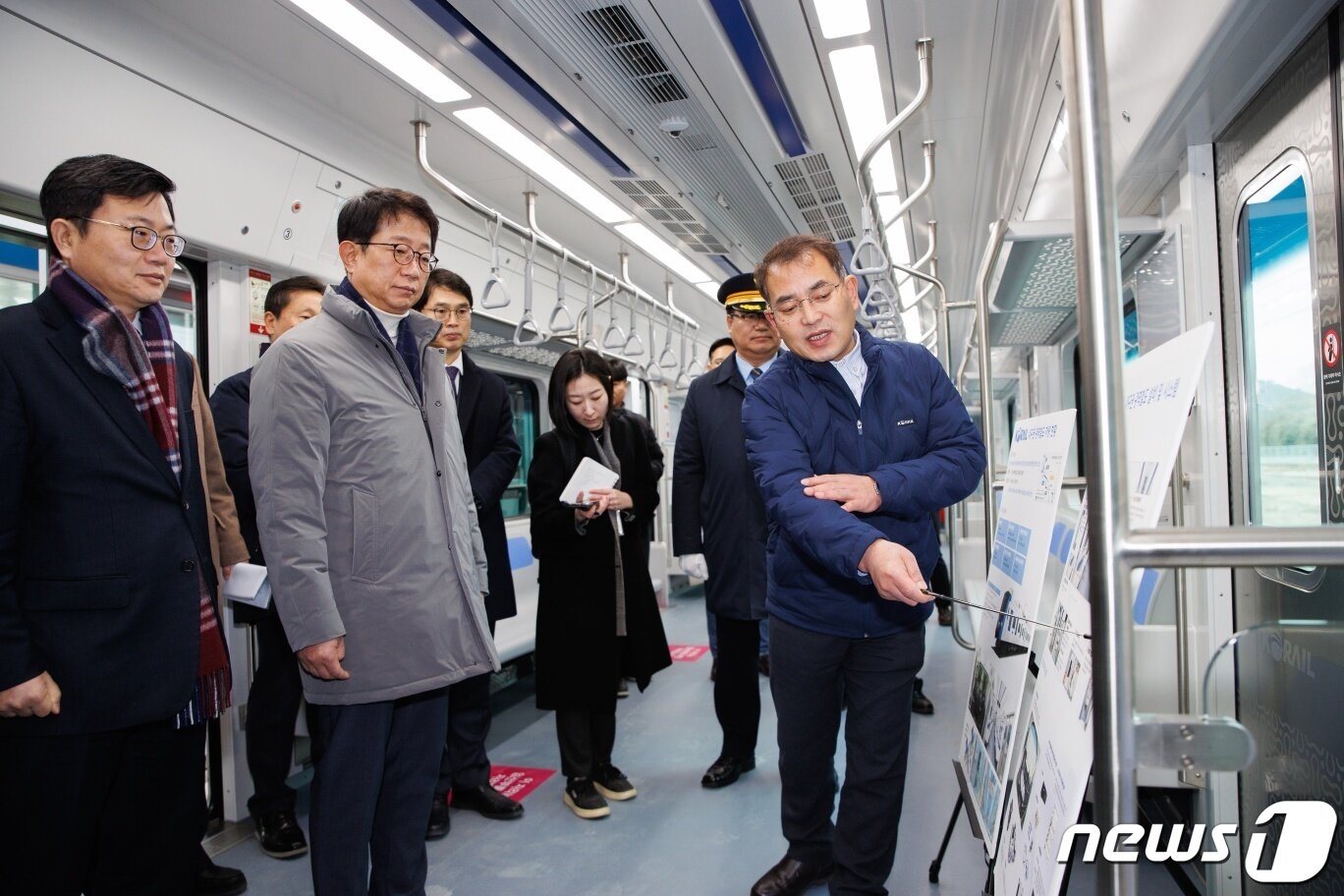 본문 이미지 - 박상우 국토교통부 장관이 2일 대구 서구 서대구역의 대구권 광역철도 건설 사업 현장을 둘러보고 있다. &#40;국토교통부 제공&#41; 2024.2.2/뉴스1