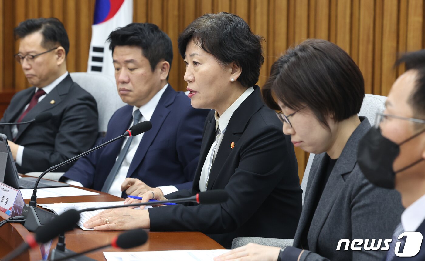 본문 이미지 - 송미령 농림축산식품부 장관이 2일 서울 여의도 국회에서 열린 &#39;쌀값 안정 대책&#39; 당·정 협의회에서 발언을 하고 있다. 2024.2.2/뉴스1 ⓒ News1 송원영 기자