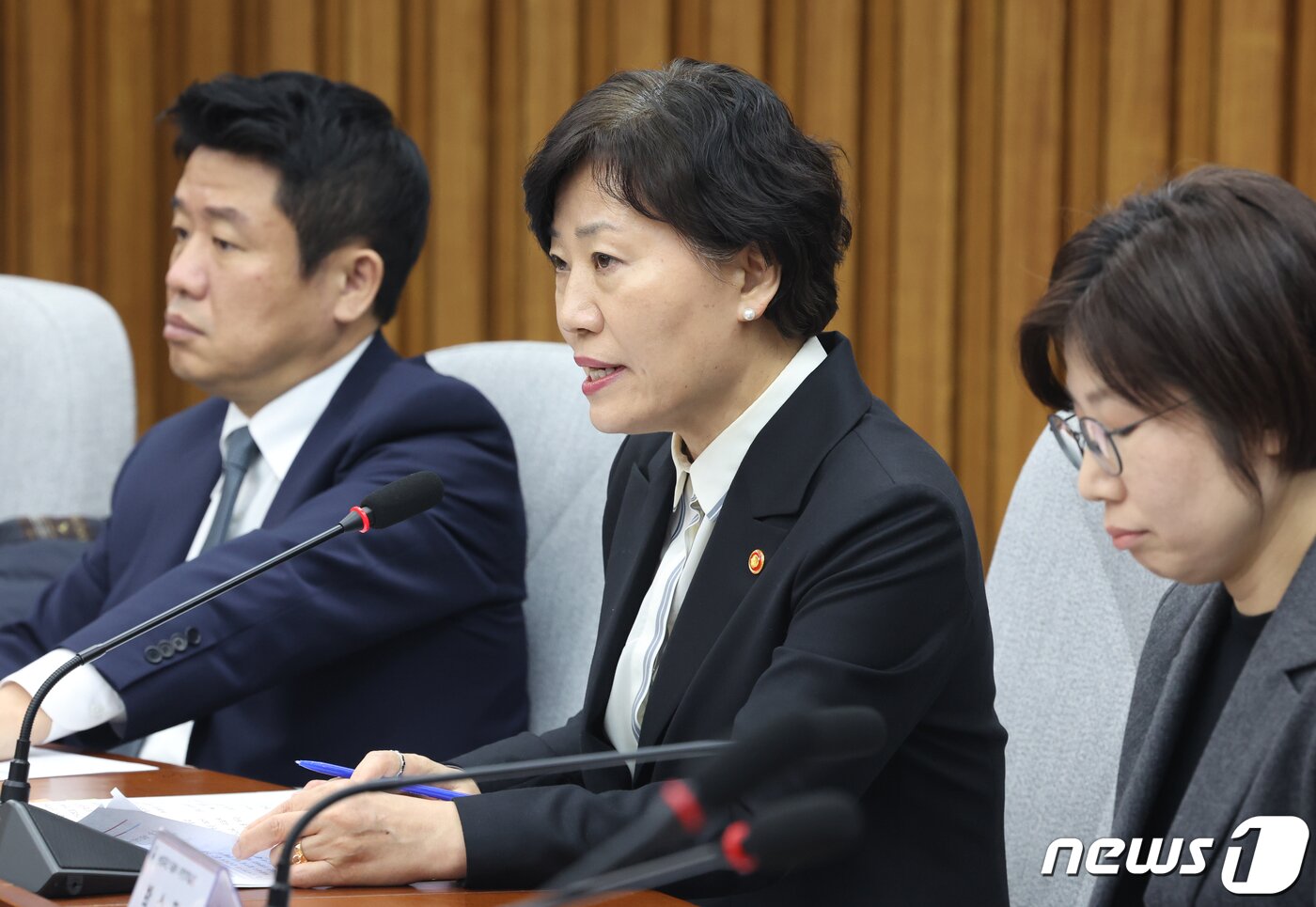 본문 이미지 - 송미령 농림축산식품부 장관이 2일 서울 여의도 국회에서 열린 &#39;쌀값 안정 대책&#39; 당·정 협의회에서 발언을 하고 있다. 2024.2.2/뉴스1 ⓒ News1 송원영 기자