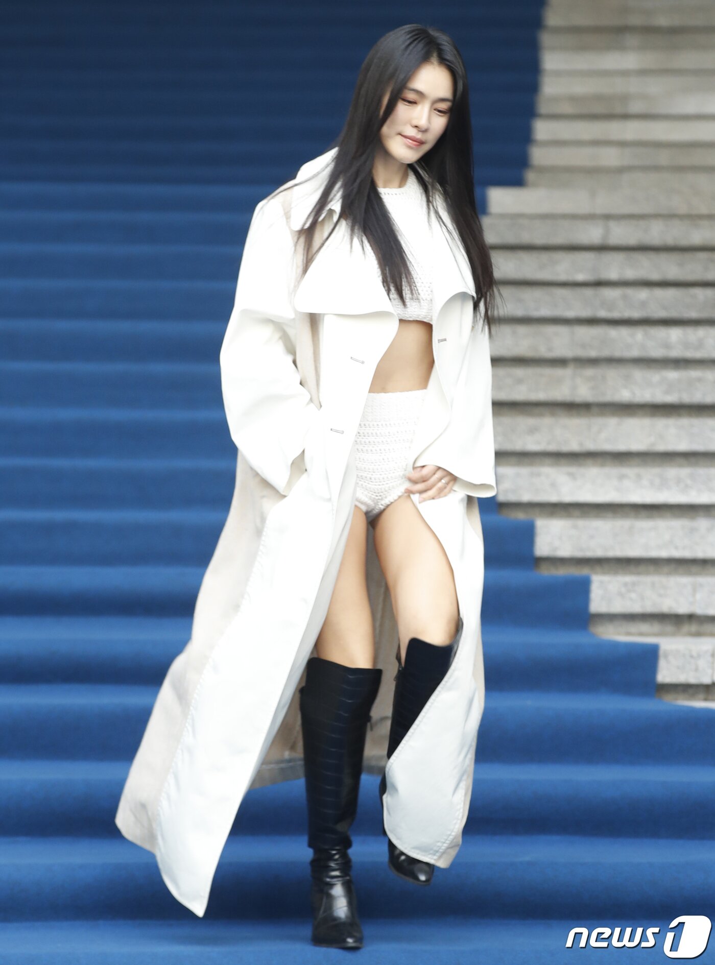 본문 이미지 - 애프터스쿨 가희가 1일 서울 중구 동대문 DDP에서 열린 ‘2024 F/W 서울패션위크’ '줄라이칼럼, 박소영 디자이너' 컬렉션에 참석하고 있다. ⓒ News1 권현진 기자