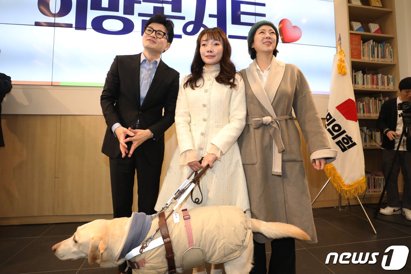 본문 이미지 - 한동훈 국민의힘 비대위워장(왼쪽부터)과 김예지 의원, 피습 사건 이후 8일 만에 공개 활동에 나선 배현진 의원이 2일 오후 서울 송파구 송파책물관에서 열린 2024 설날 맞이 희망콘서트에서 참석자들에게 인사하고 있다. 배 의원은 지난달 25일 서울 강남구 신사동의 한 건물에서 중학생 A군으로부터 돌덩이로 피습을 당했었다. 2024.2.2/뉴스1 ⓒ News1 이광호 기자