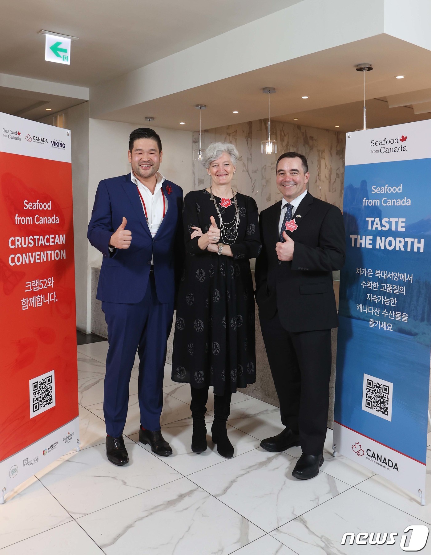 (서울=뉴스1) = 켄트 스미스 캐나다 노바스코샤주 수산양식부 장관(오른쪽부터)과 타마라 모휘니 주한 캐나다대사, 박제준 바이킹그룹 대표가 지난 19일 오후 서울 삼성동 크랩52에 …