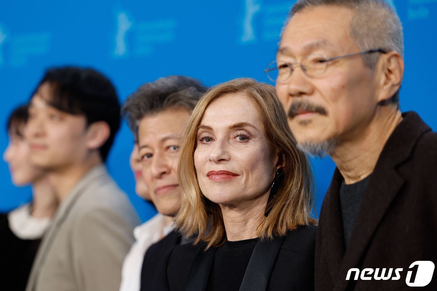 본문 이미지 - '여행자의 필요' 홍상수 감독과 이자벨 위페르, 권해효 등. ⓒ AFP=뉴스1