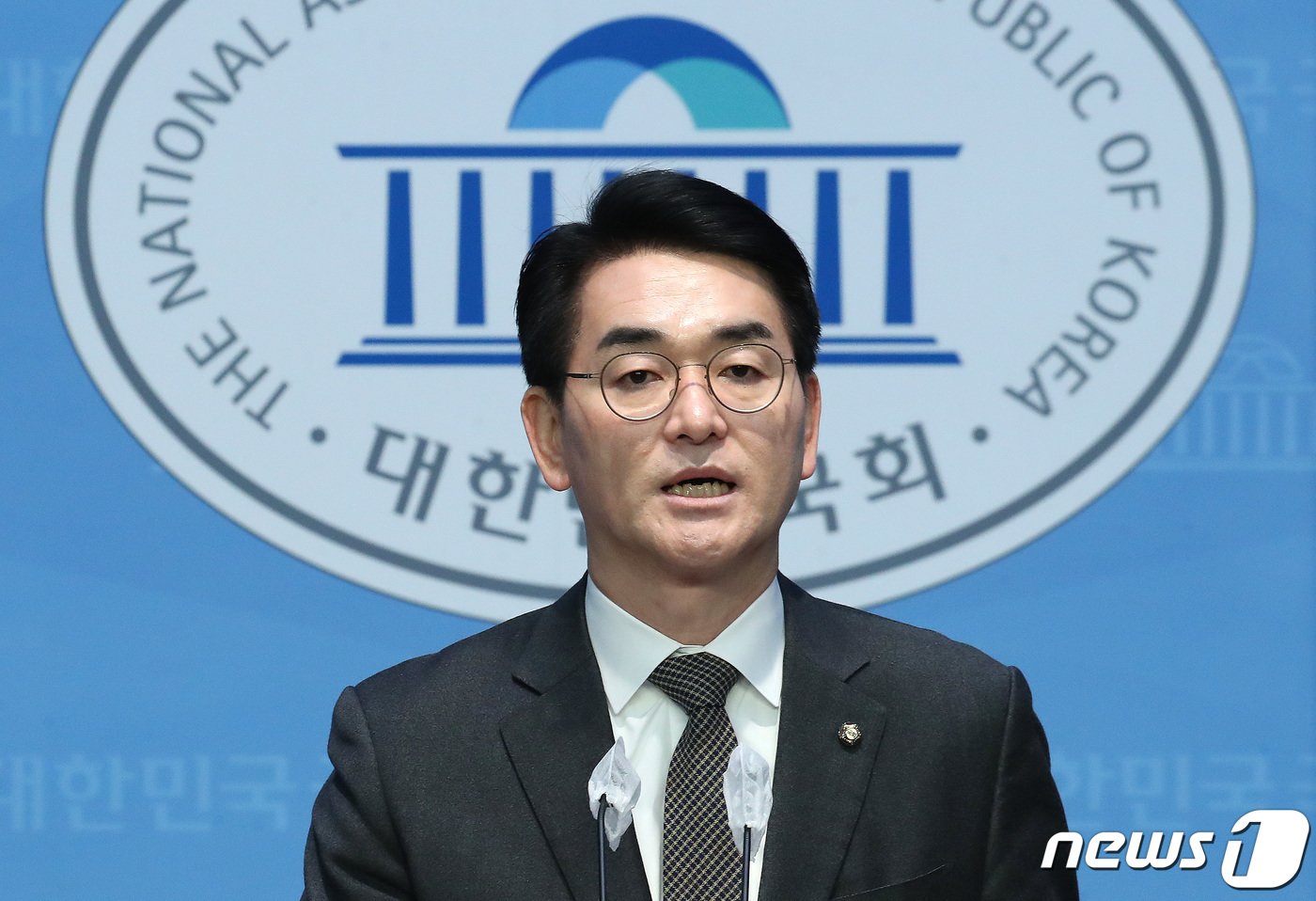 본문 이미지 - 박용진 더불어민주당 의원이 20일 오전 서울 여의도 국회 소통관에서 긴급 기자회견을 갖고 발언하고 있다. 이날 박 의원은 현역 의원 하위 10%에 속했다는 통보를 받았다면서 “오늘의 이 과하지욕을 견디고 반드시 살아남겠다”고 밝혔다. 2024.2.20/뉴스1 ⓒ News1 임세영 기자