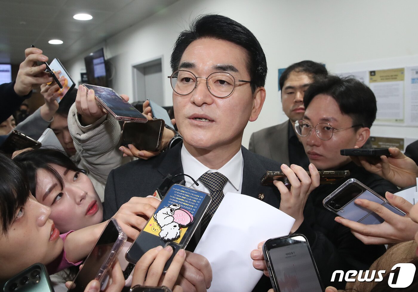 본문 이미지 - 박용진 더불어민주당 의원이 20일 오전 서울 여의도 국회 소통관에서 긴급 기자회견을 마치고 이동하며 취재진의 질문에 답하고 있다. 이날 박 의원은 현역 의원 하위 10%에 속했다는 통보를 받았다면서 “오늘의 이 과하지욕을 견디고 반드시 살아남겠다”고 밝혔다. 2024.2.20/뉴스1 ⓒ News1 임세영 기자